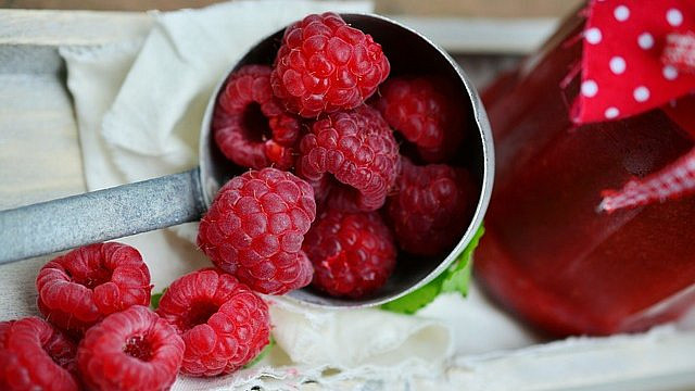 Malinový sirup můžeme připravit dvěma způsoby. Vyberte si, který vám bude vyhovovat