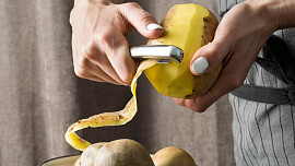 Jak oškrábat nové brambory? Máme pro vás pár tipů, jak zbavit nové brambory slupky