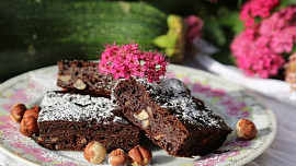 Jak udělat cuketové brownies? Zelenina těsto krásně zvláční, ale chuť nezmění