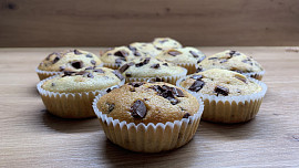Jak upéct muffiny s kousky čokolády? Máme pro vás rychlý hrnkový recept