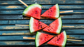 Jak nakrájet meloun na trojúhelníky? Zapíchnutím dřívek získáme melounové nanuky