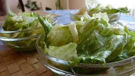 Jak připravit salát z ledového salátu. Využijeme křehkost jeho svěžích listů