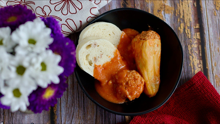 Jak připravit plněné papriky s rajskou omáčkou? Recept zvládnou i začátečníci