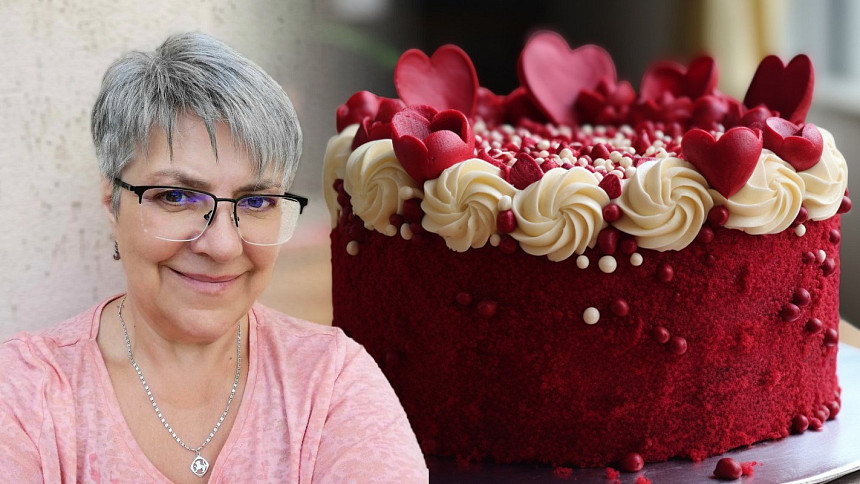 Red velvet cake: Sametově jemný červený korpus doplňuje bílý smetanový krém