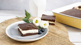 Jak upéct cuketové Míša řezy? Vláčný moučník s tvarohovým krémem, který vás okouzlí