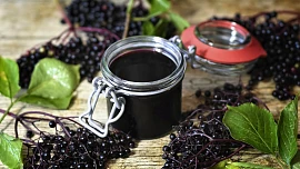 Jak udělat bezinkovou marmeládu? Uvařená společně s jablky chutná výtečně