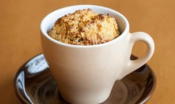 Mug cake znamená hrníčkový dortík. Jedna porce nadýchaného moučníku v jednom hrnečku