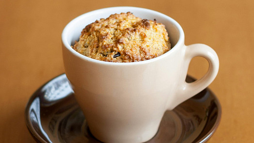 Mug cake znamená hrníčkový dortík. Jedna porce nadýchaného moučníku v jednom hrnečku