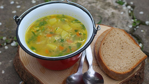 Jak zavařit vejce do polévky? Můžeme ho rozšlehat nebo rozklepnout přímo do ní