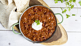 Jak uvařit chilli con carne? Základem je hovězí maso, chilli, rajčata a fazole