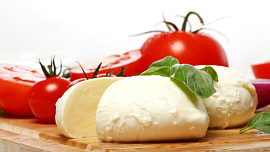 Mozarella je italský jemný sýr, který má své stálé místo i v české kuchyni