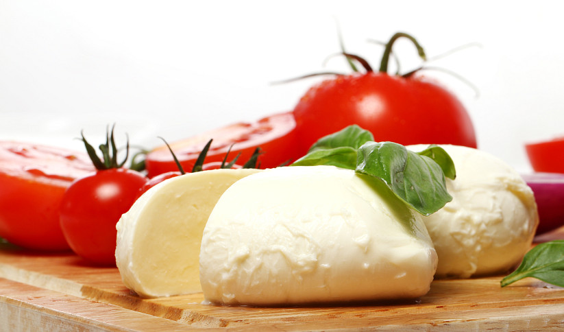 Mozarella je italský jemný sýr, který má své stálé místo i v české kuchyni