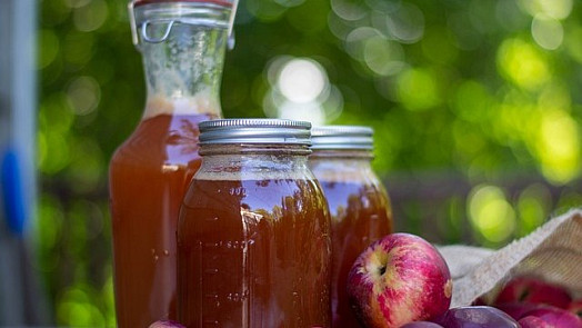 Domácí cider: Z jablečného moštu můžete vyrobit lahodný, mírně kvašený nápoj