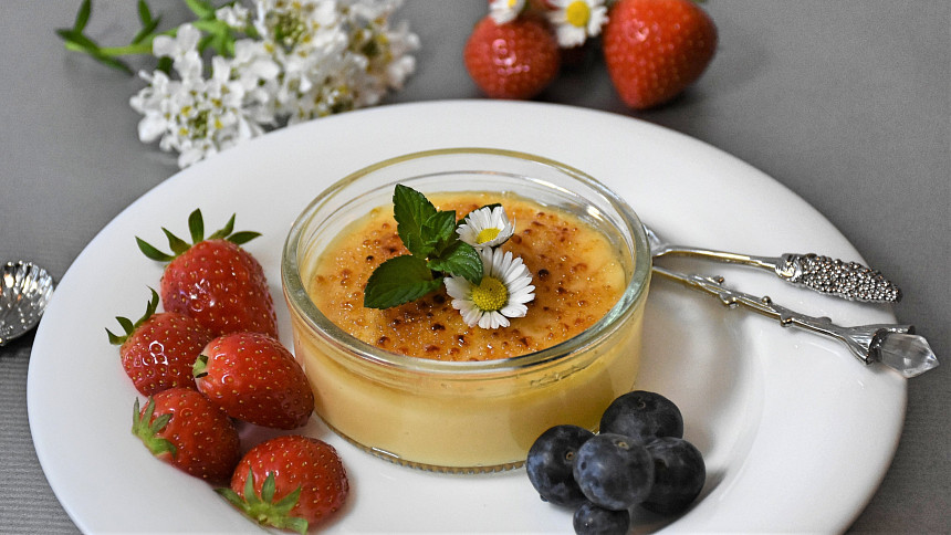 Crème brûlée připomíná vanilkový pudink s karamelovou krustou na povrchu