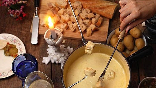 Jak připravit sýrové fondue? Připravte si s námi švýcarskou klasiku krok za krokem