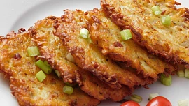 Jak připravit tradiční bramboráky? Křupavé placičky voní báječně česnekem a majoránkou Jak připravit tradiční bramboráky? Křupavé placičky voní báječně česnekem a majoránkou