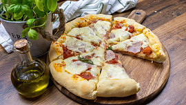 Jak dlouho se dělá domácí pizza v troubě? Důležité je péct ji na vysokou teplotu