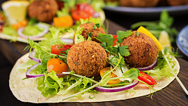 Jak připravit falafel. Smažené kuličky z cizrny chutnají s pita chlebem