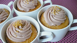 15 receptů na mug cakes: Upečte si lahodný moučník z hrnečku v mikrovlnné troubě