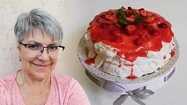 Pavlova je křehký zákusek se šlehačkou a ovocem, který připomíná baletní sukni Pavlova je křehký zákusek se šlehačkou a ovocem, který připomíná baletní sukni