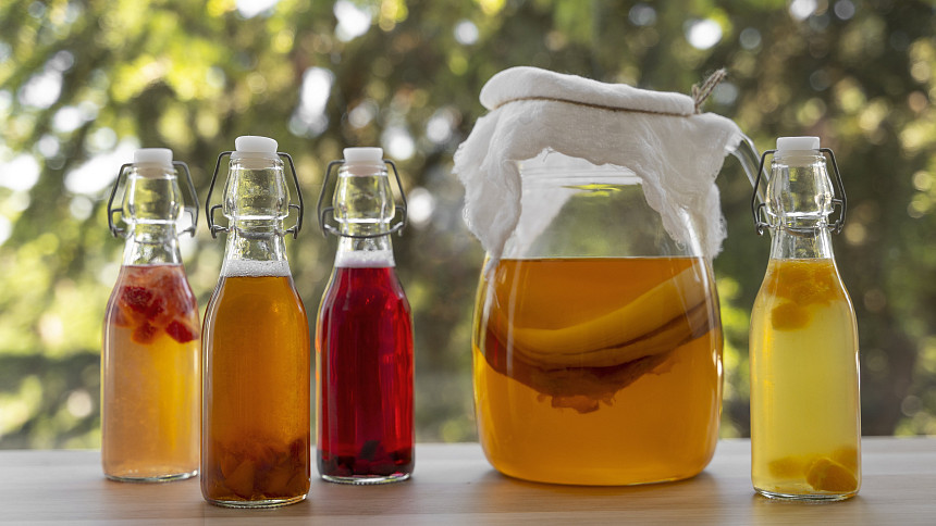 Co je kombucha? Poradíme, jak si snadno připravit zdravý fermentovaný nápoj