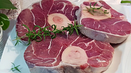 Ossobuco je tradiční italský pokrm z dušených plátků telecího masa s morkovou kostí