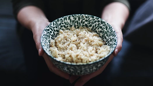 Jak připravit květákovou rýži? Potřebujete mixér či struhadlo, jde to ale i s nožem