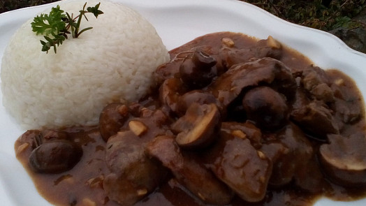 Jak udělat játrovou omáčku? Rychle a jen s několika základními ingrediencemi