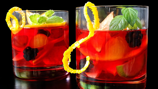 Jak připravit tradiční španělskou sangrii plnou letních chutí? Víme, co do ní patří