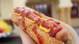 Jak ohřát párek? Radíme začátečníkům, jak ohřívat ve vodě, páře nebo fritéze