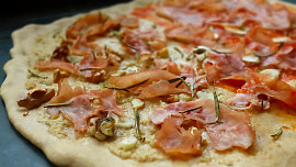 Jak udělat pizzu v remosce? Připravte si křupavou italskou dobrotu i bez trouby