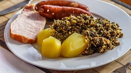Zadělávaná kapusta je levná a chutná zeleninová příloha. Zkuste ji s námi