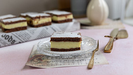 Jak upéct moučník s pudinkovo-smetanovým krémem? Tento vláčný dezert vás uchvátí