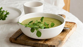 Hrachová polévka s párkem podle ČSN: Recept na sytou polévku se hodí mít po ruce