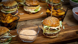 Jak dlouho smažit maso na hamburger? Prozradíme tipy pro dokonalý burger