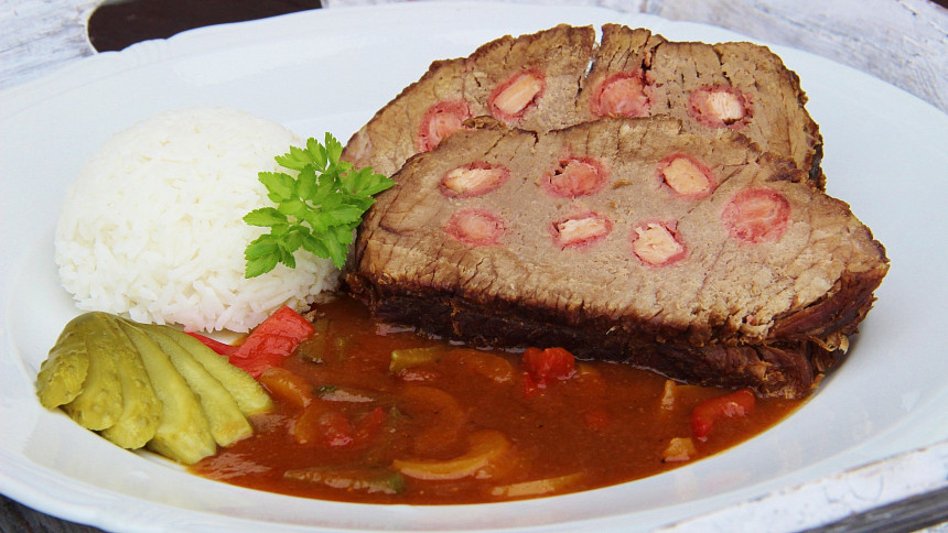Jak připravit cikánskou pečeni? Známe tradiční recept na šťavnaté hovězí maso v omáčce