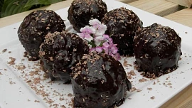 Jak udělat čokoládu na polévání? Tekutá čokoláda není totéž co čokoládová poleva