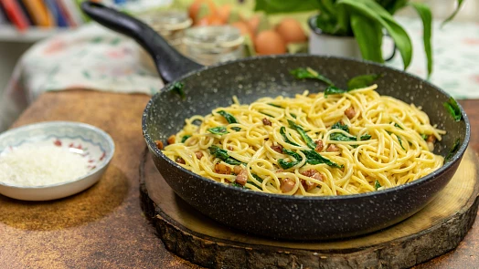 Jak uvařit špagety s medvědím česnekem? Ozvláštněte klasické carbonara natí česneku