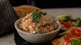 Jak udělat masovou pomazánku? Víme, jak využít zbytky pečeného či vařeného masa