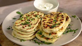 Placky naan: Na nepostradatelnou součást indické kuchyně stačí pár ingrediencí