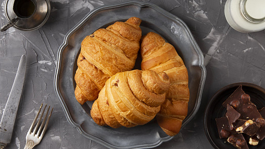 Jak se rolují croissanty? Stáčení těsta připomíná motání závinu nebo rohlíků