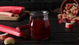 18 receptů na dobroty s rebarborou: Promlsejte sezónu se šťavnatou zeleninou