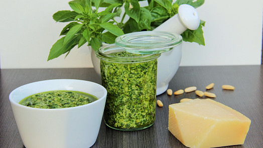 Domácí bazalkové pesto zvládne i naprostý začátečník. Připravte si ho s námi