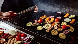 10 chyb při grilování: Znečištěný gril, připálené suroviny nebo píchání do masa