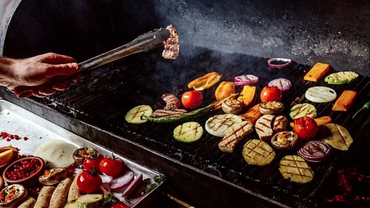 10 chyb při grilování: Znečištěný gril, připálené suroviny nebo píchání do masa