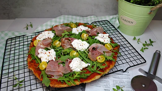 Jak udělat rychlou pizzu z cottage sýru a celozrnné mouky podle videonávodu