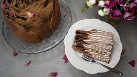 Růže z kakaových palačinek vypadá lákavě. S videonávodem ji připravíte i vy