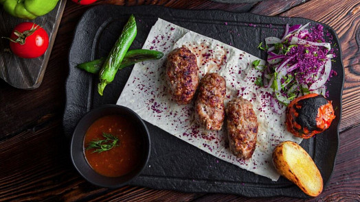 Kebabčata podle ČSN: Minutka z mletého masa je křehká a dokonale šťavnatá