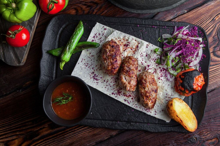 Kebabčata podle ČSN: Minutka z mletého masa je křehká a dokonale šťavnatá