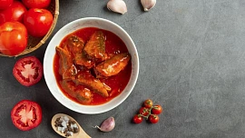 Makrela po řecku podle ČSN: Ochutnejte ryby naložené v rajčatové marinádě s vínem